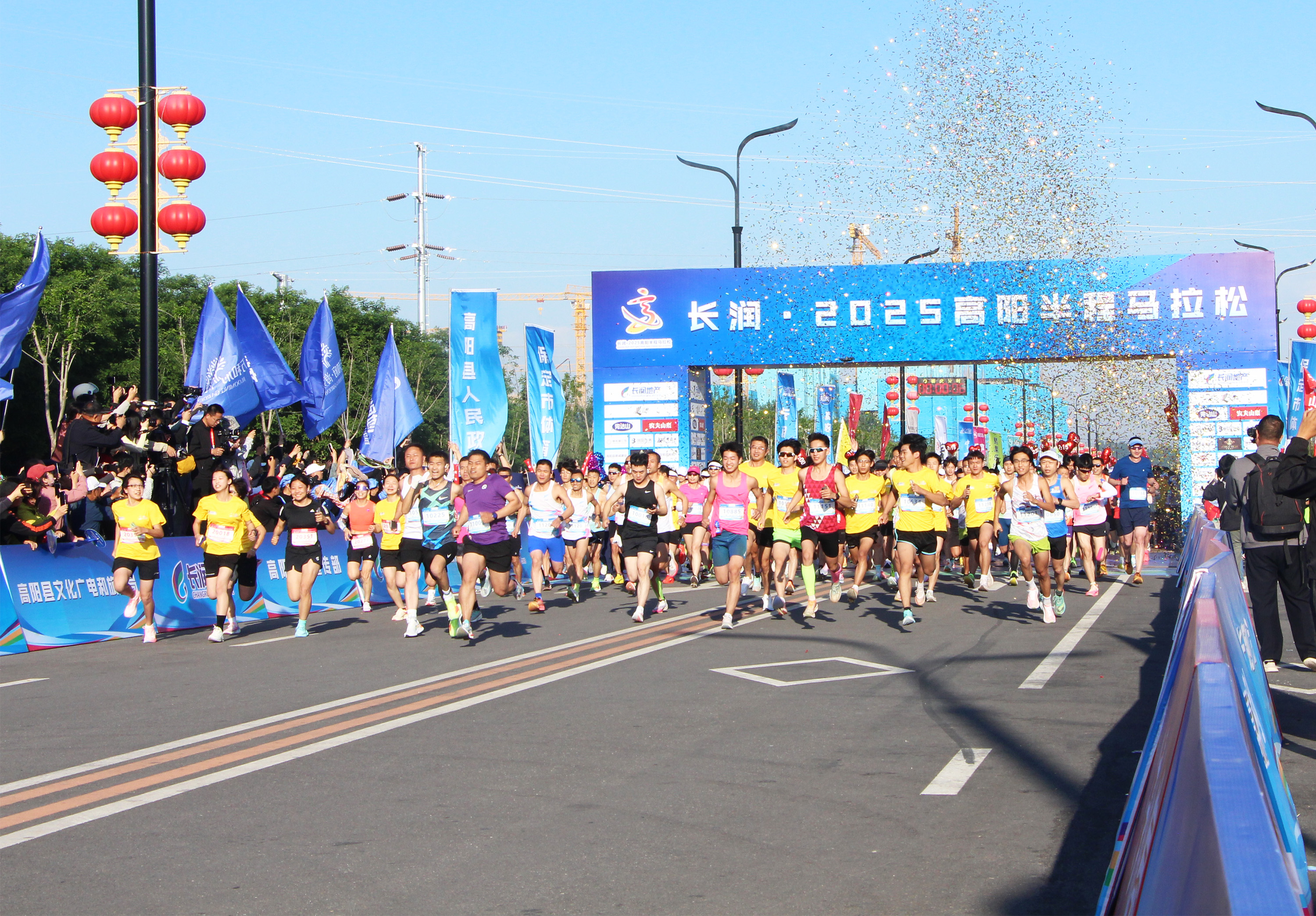 5月11日，高阳半马鸣枪起跑。蒋东良摄