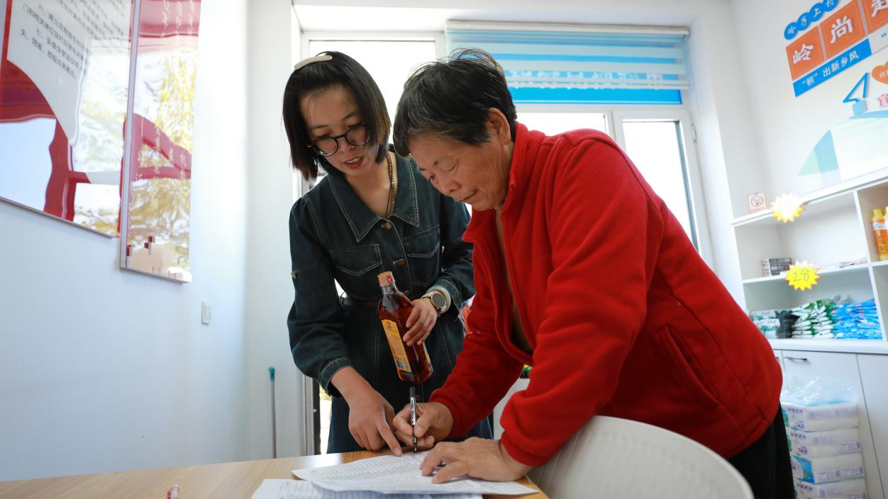 丰南区胥各庄镇岭子上村村民在兑换名单上签字。张良摄