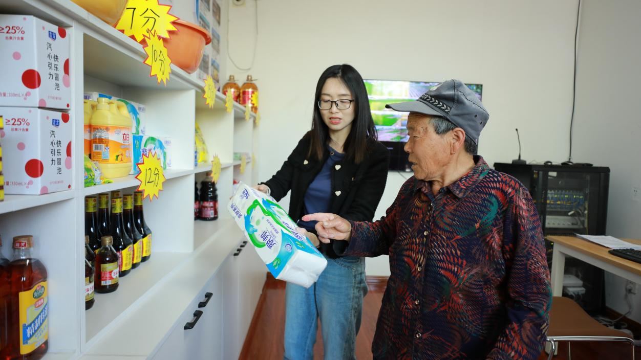 丰南区胥各庄镇岭子上村村民在挑选积分商品。张良摄