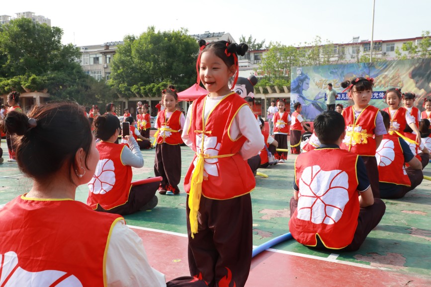 5月10日，沧县幼儿园“魔童闹海”亲子互动环节。董铭汉摄