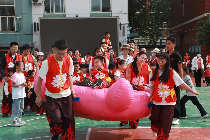 5月10日，沧县幼儿园“魔童闹海”亲子互动环节。董铭汉摄