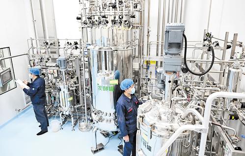 5月9日，石家庄市國際生物醫藥園的河北納科生物科技有限公司微生物發酵間，工作人員在檢查設備運行情況。本報記者 史晟全攝