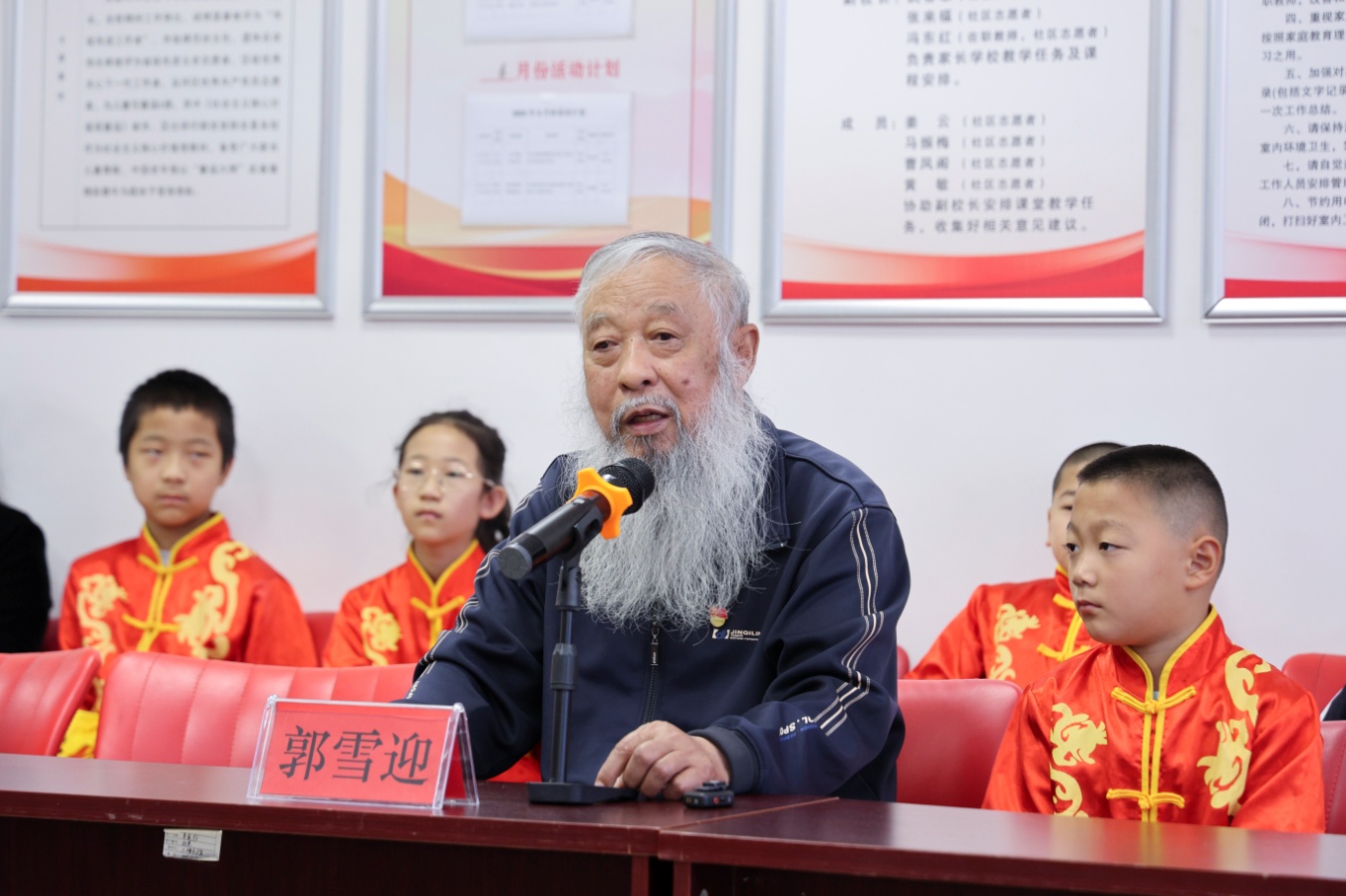 27年义务授拳的75岁老人郭雪迎分享武术传承故事。王韬摄