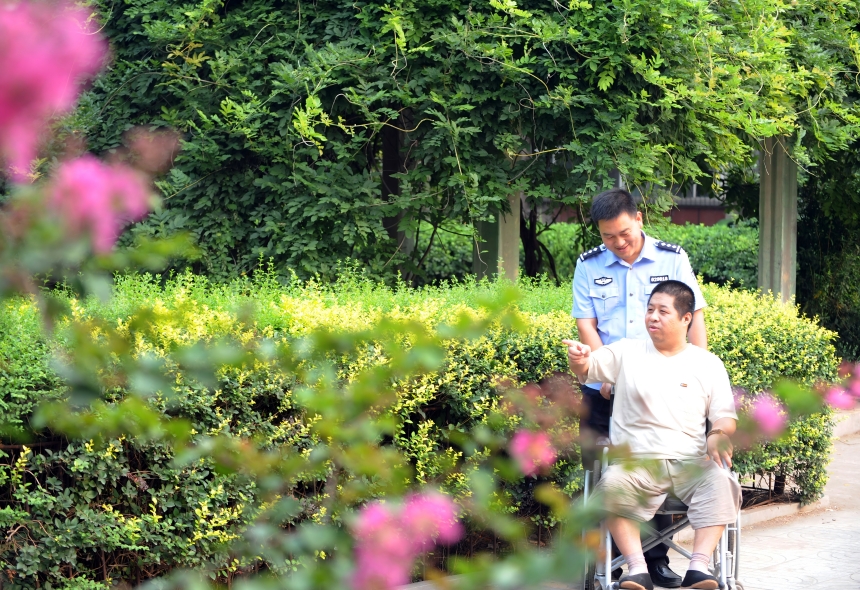 郝志国带王建林散步。