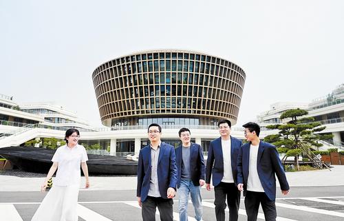 5月8日，年輕的軟件工程師們來到位於雄安新區啟動區的中國電信智慧城市產業園，開展研發工作。 本報記者劉光昱攝