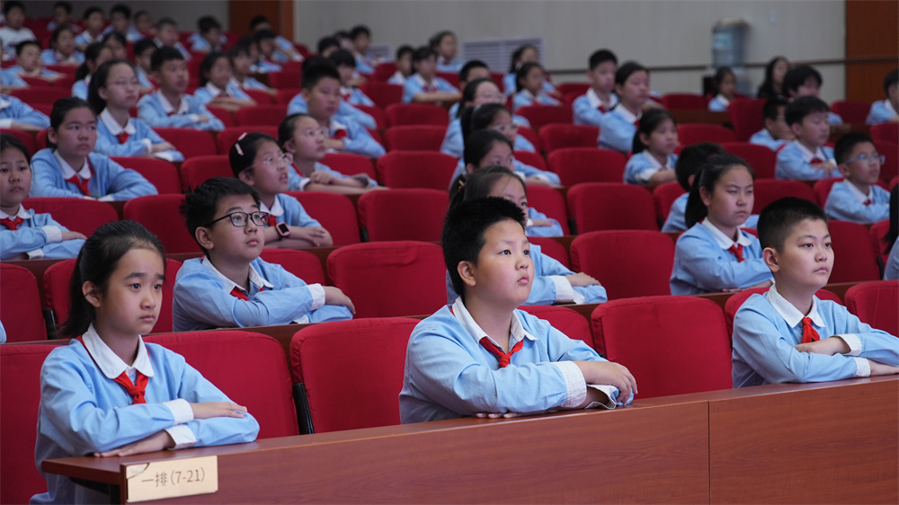 学生们全神贯注聆听报告。马鑫宇摄