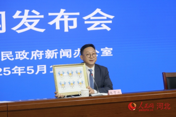 新闻发布会上，张贺成介绍了廊坊经洽会吉祥物“路路”。人民网 朱延生摄