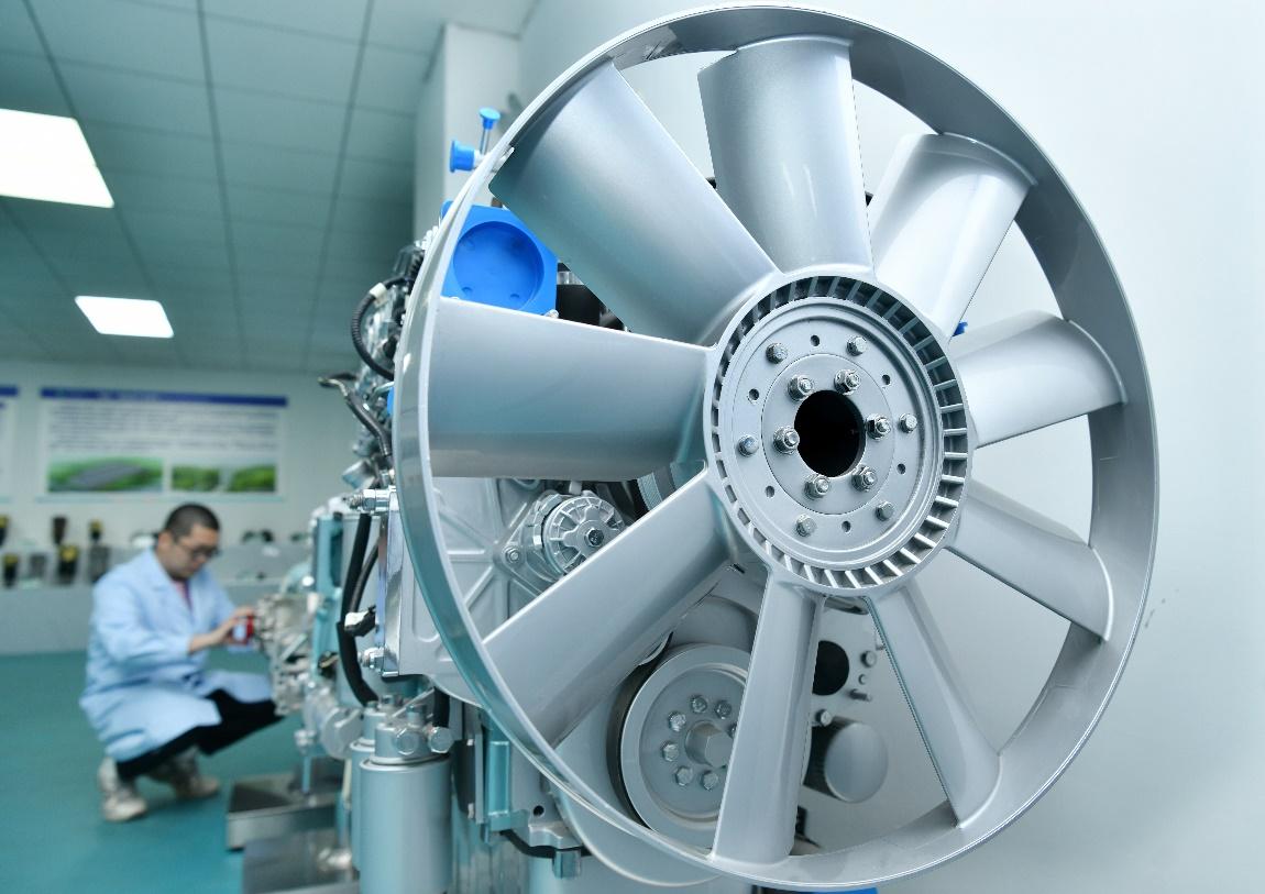 5月14日，技术人员在位于河间市的京津冀再制造产业技术研究院展厅工作。苑立伟摄