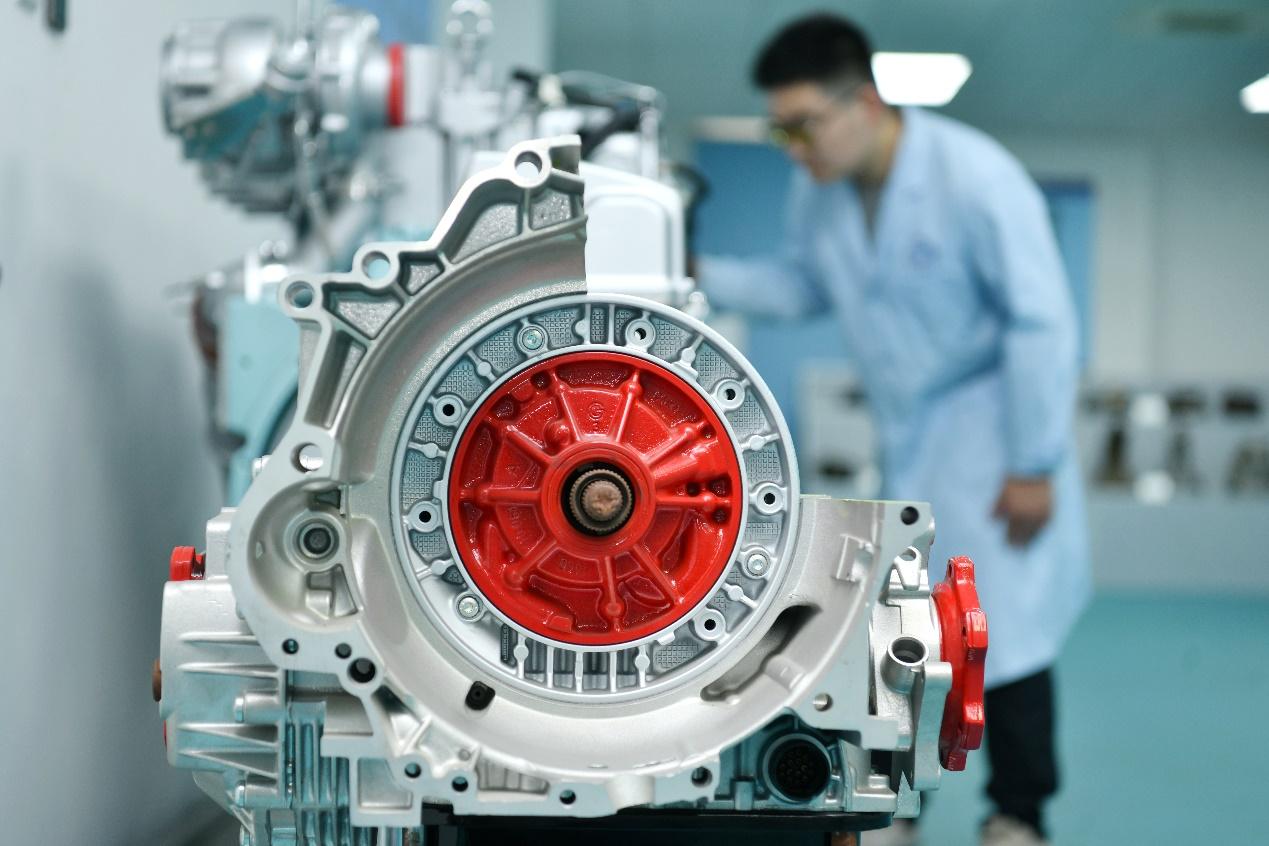 5月14日，技术人员在位于河间市的京津冀再制造产业技术研究院展厅工作。苑立伟摄