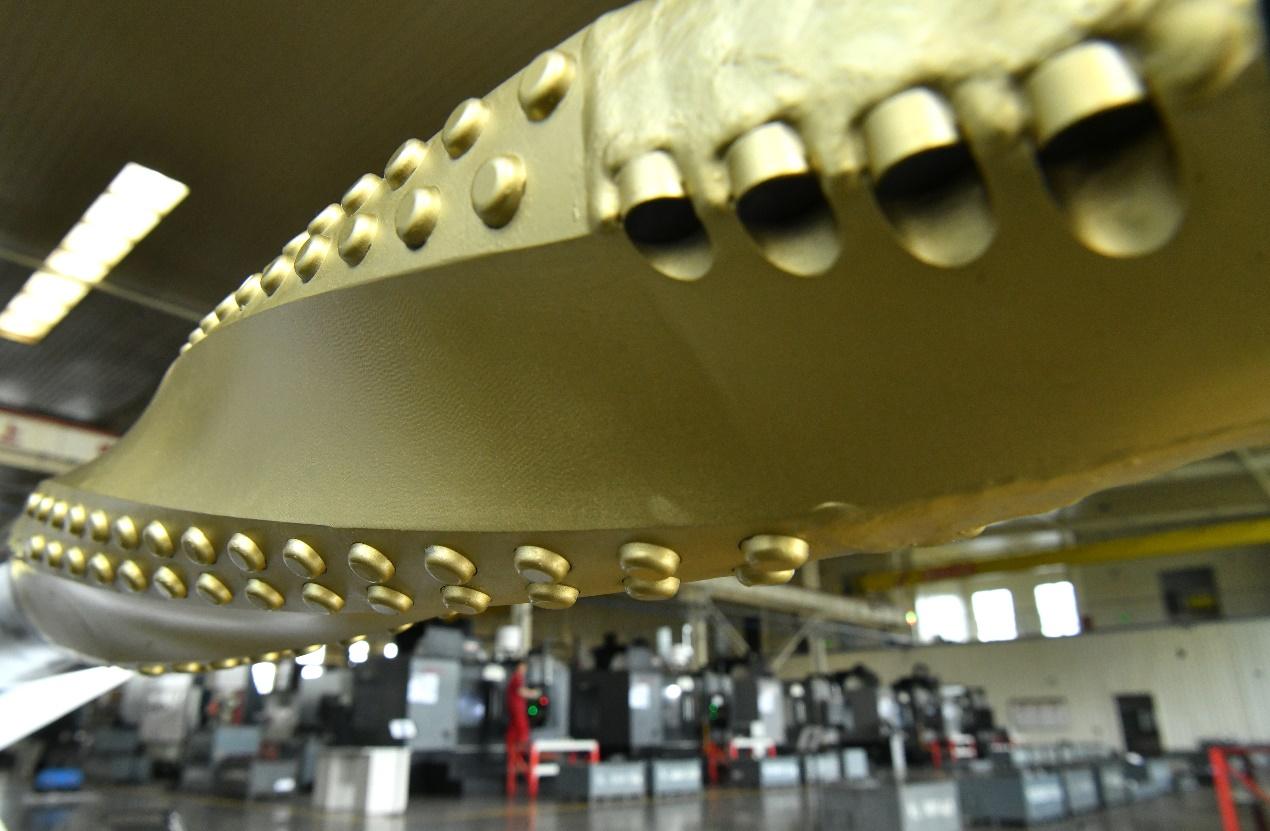 5月14日，工人在河间市一家石油钻采设备企业生产车间工作。苑立伟摄