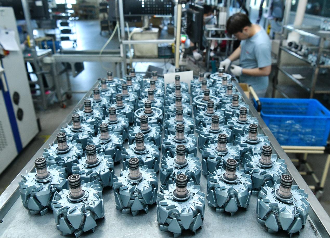 5月14日，工人在河间市一家汽车零部件再制造生产企业生产车间工作。苑立伟摄