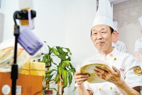 5月17日,香河肉餅制作技藝傳承人張井林通過網絡直播展示香河肉餅制作技藝。本報記者 王偉攝