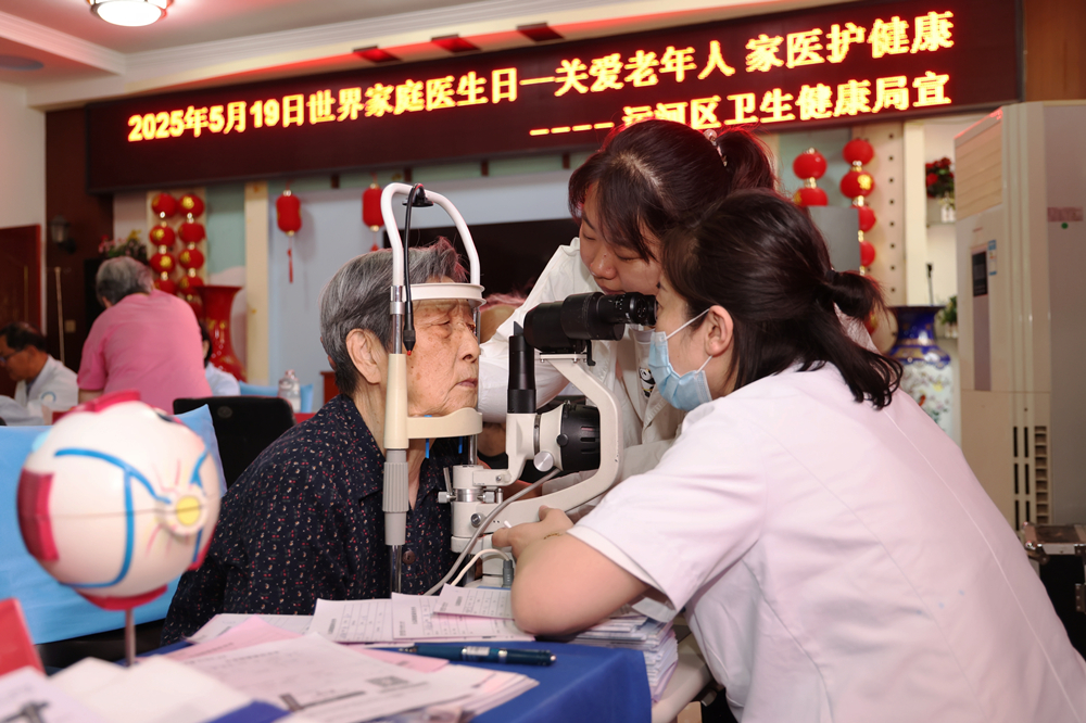 医护团队走进养老院开展“关爱老年人 家医护健康”活动。杨洋摄