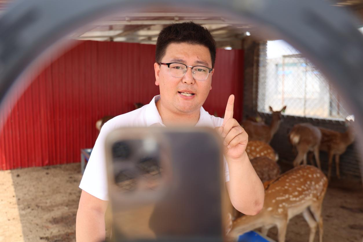 养殖户直播带货。黄杉杉摄