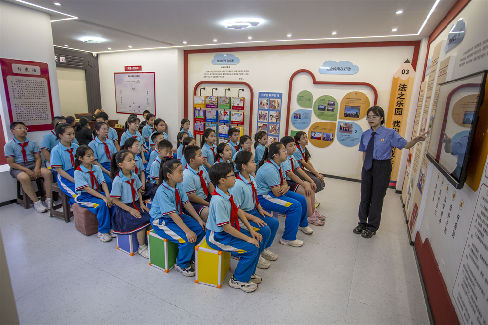 5月19日，河北省邯郸市复兴区岭南小学法治厅，复兴区人民检察院检察官为同学们普及《民法典》的主要内容。聂长青摄