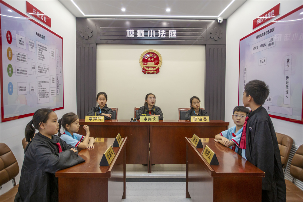 5月19日,河北省邯郸市复兴区岭南小学法治厅模拟法庭开庭,学生们分别扮演审判长、原告、被告等角色,开展沉浸式庭审体验。聂长青摄