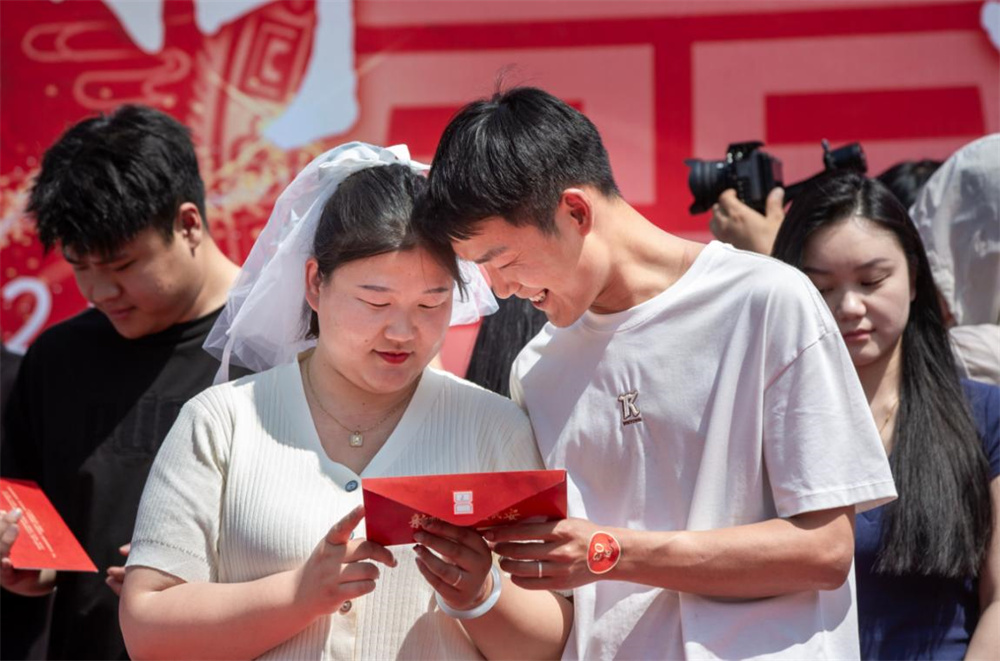 活动现场的新人。李树锋摄