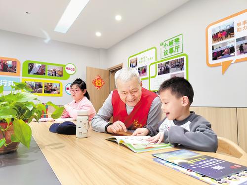 在唐山市路南区国防楼社区党群服务中心，“共享爷爷奶奶”成员正在陪伴孩子写作业。（本报资料片）本报记者 师 源摄