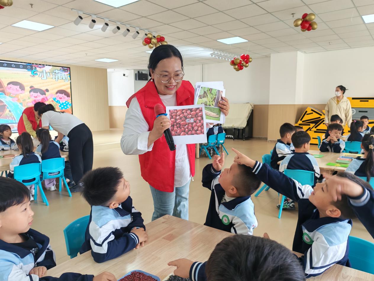 锦绣阅山社区志愿者为阅山幼儿园的孩子们讲解谷物知识。耿文娟摄
