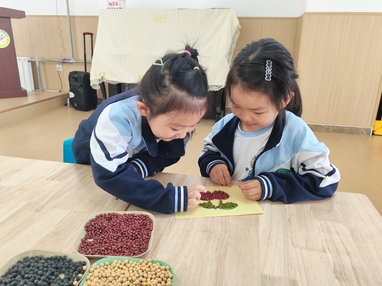 阅山幼儿园的孩子们制作五谷画。耿文娟摄