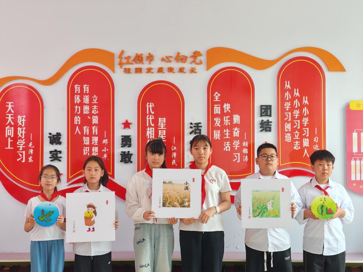 丰南区柳树瞿阝镇戟门小学的学生展示制作好的五谷画。陈双志摄