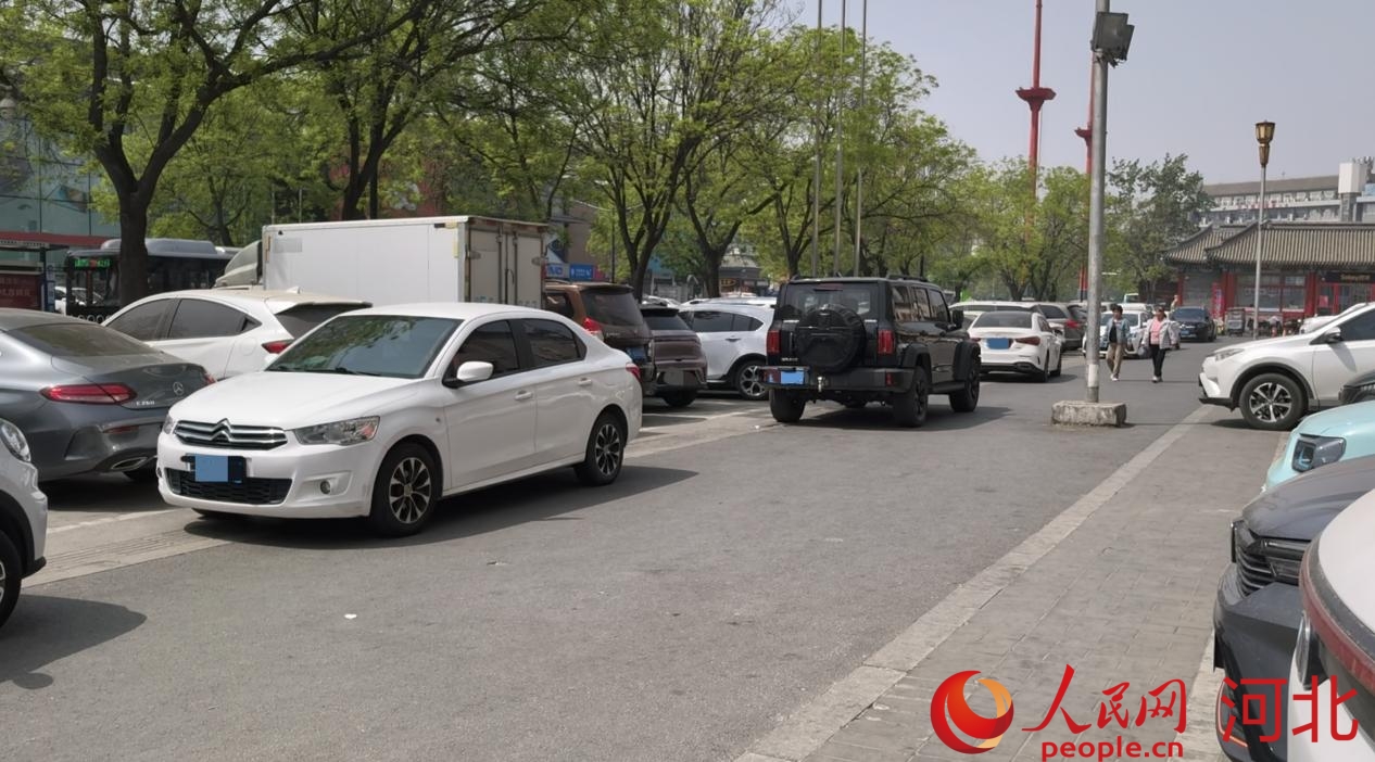 4月17日上午，保定直隸總督府附近停車位已滿，部分車輛甚至在停車位外停放。人民網 朱延生攝