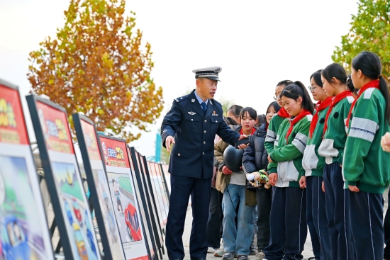 定州交警走進校園講解交通安全知識，教育引導學生們爭當文明交通的踐行者和宣傳者。劉子祎攝