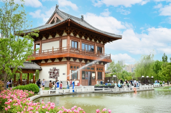 定州市民在眾春園游玩，盡享綠色生態美景。殷盼攝
