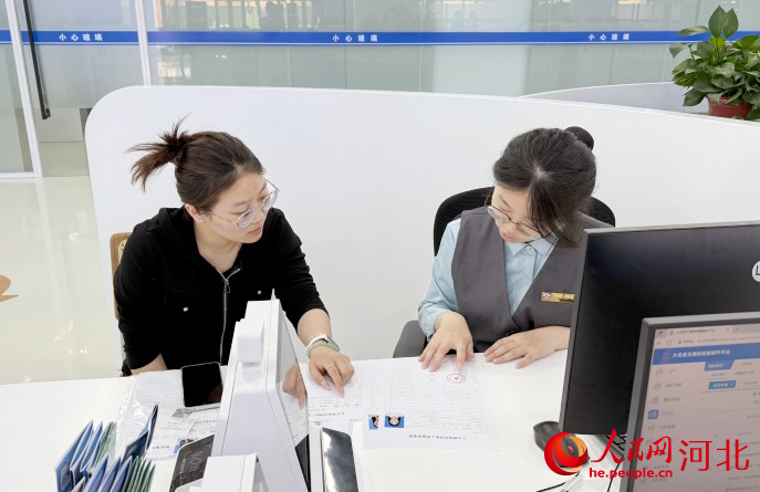 柜台服务人员提供特色服务。人民网记者 杨文娟摄