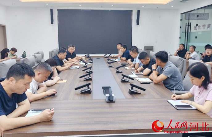 大名县行政审批局协调部门解决12345热线投诉件问题。人民网记者 杨文娟摄
