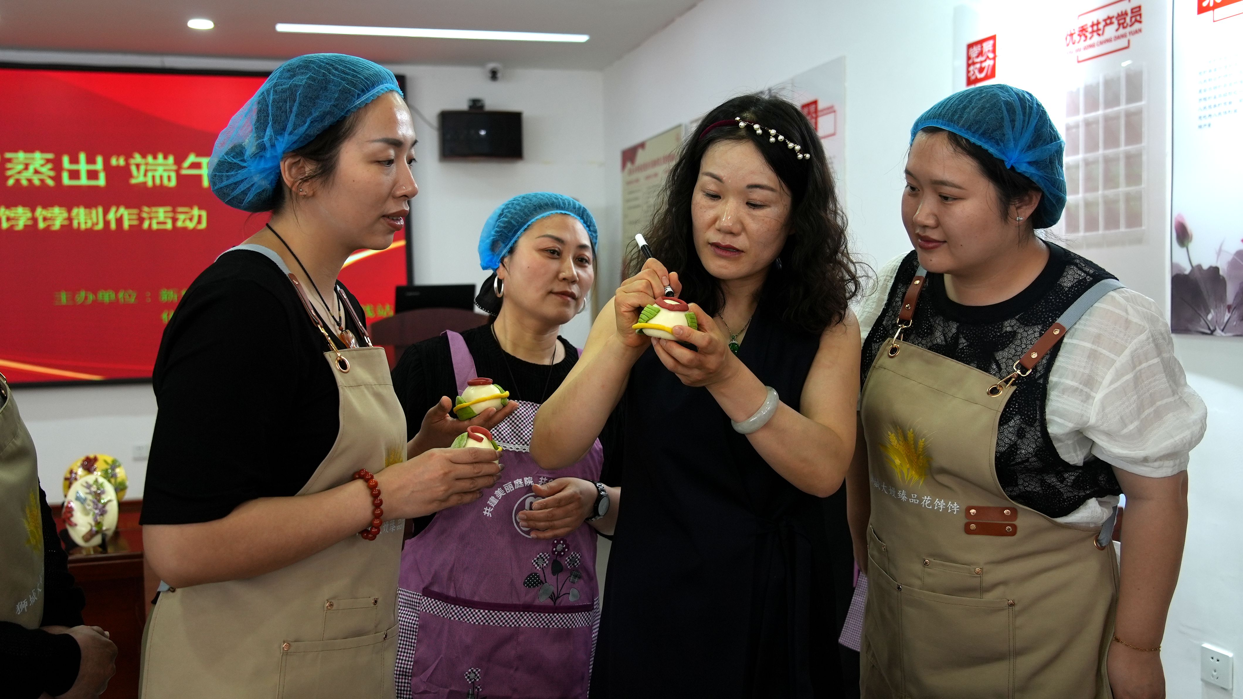 沧州市新华区在化建社区开展非遗花饽饽手工制作活动。马鑫宇摄