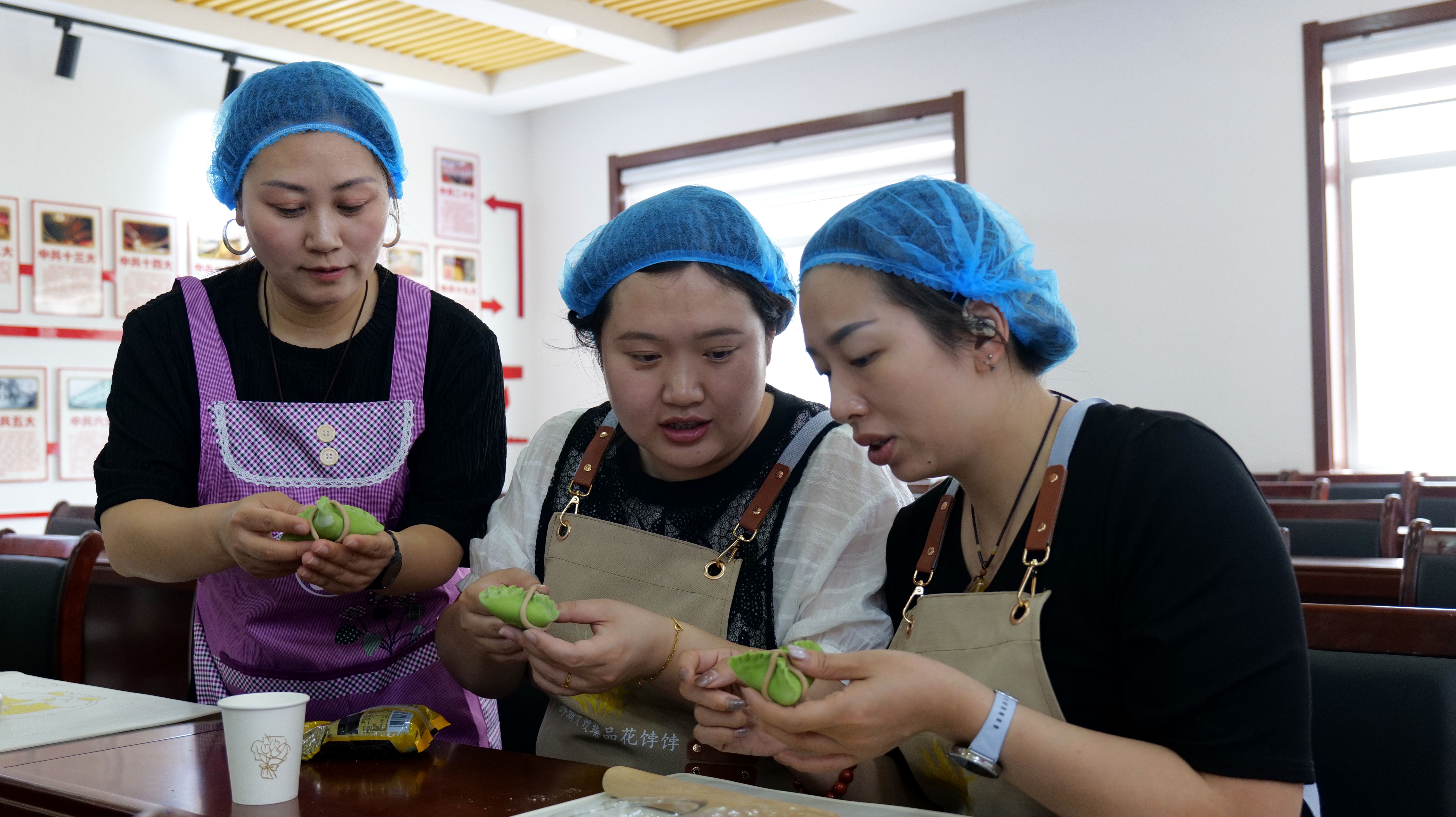 居民相互交流制作心得。马鑫宇摄
