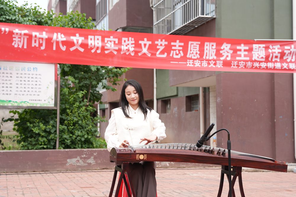 5月23日，古箏演奏《女兒情》在遷安市常青社區上演。張澤慧攝
