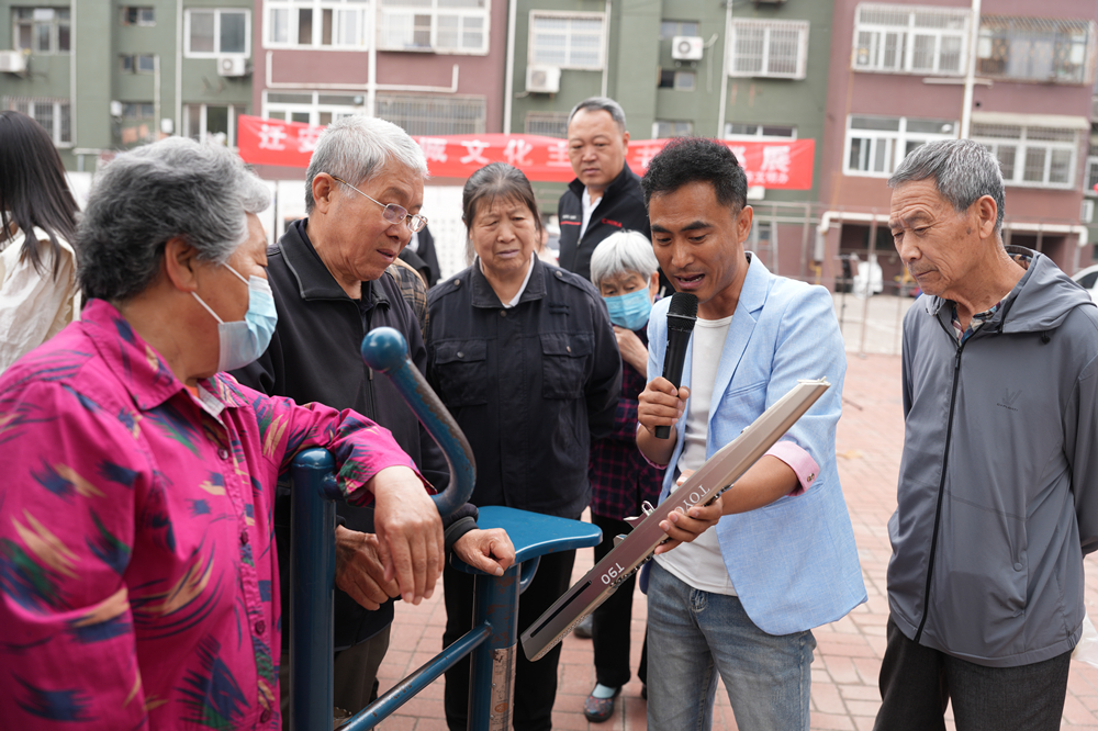 5月23日，文藝志願者現場為常青社區居民講解電吹管吹奏技巧。張澤慧攝