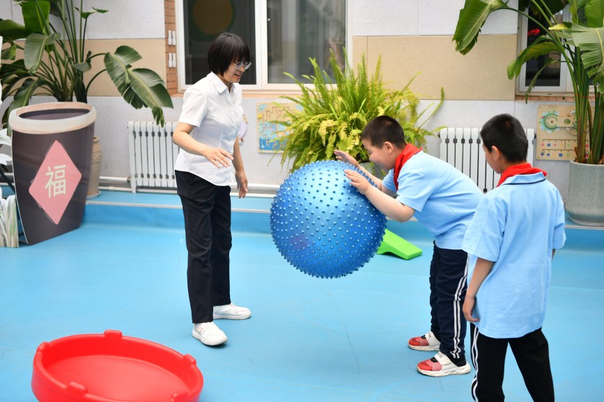 5月22日，在遷安市特殊教育學校，老師帶領孩子們進行趣味運動康復訓練。張澤慧攝