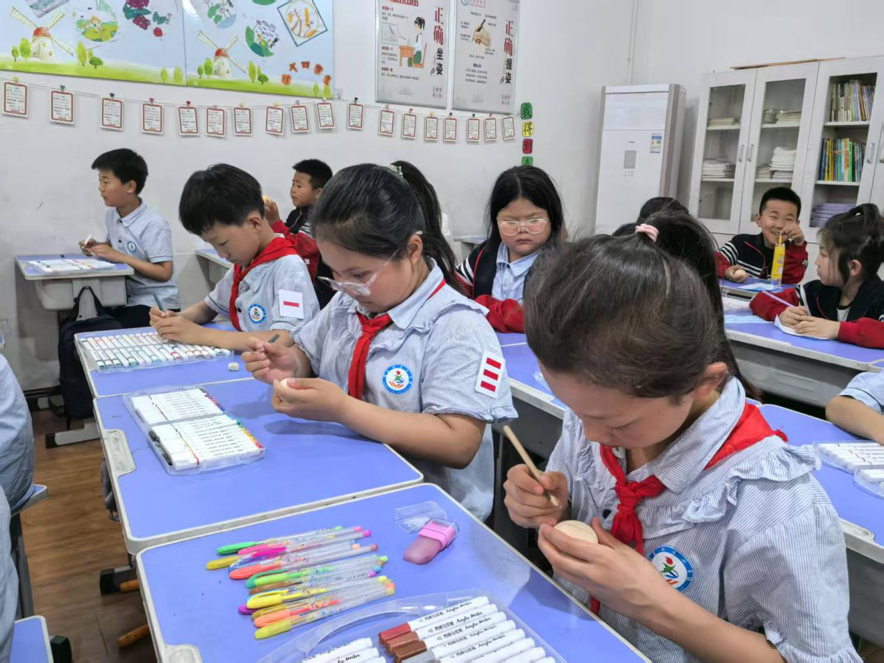 沧县纸房头镇东纪洼小学学生趣画彩蛋。周艳霞摄