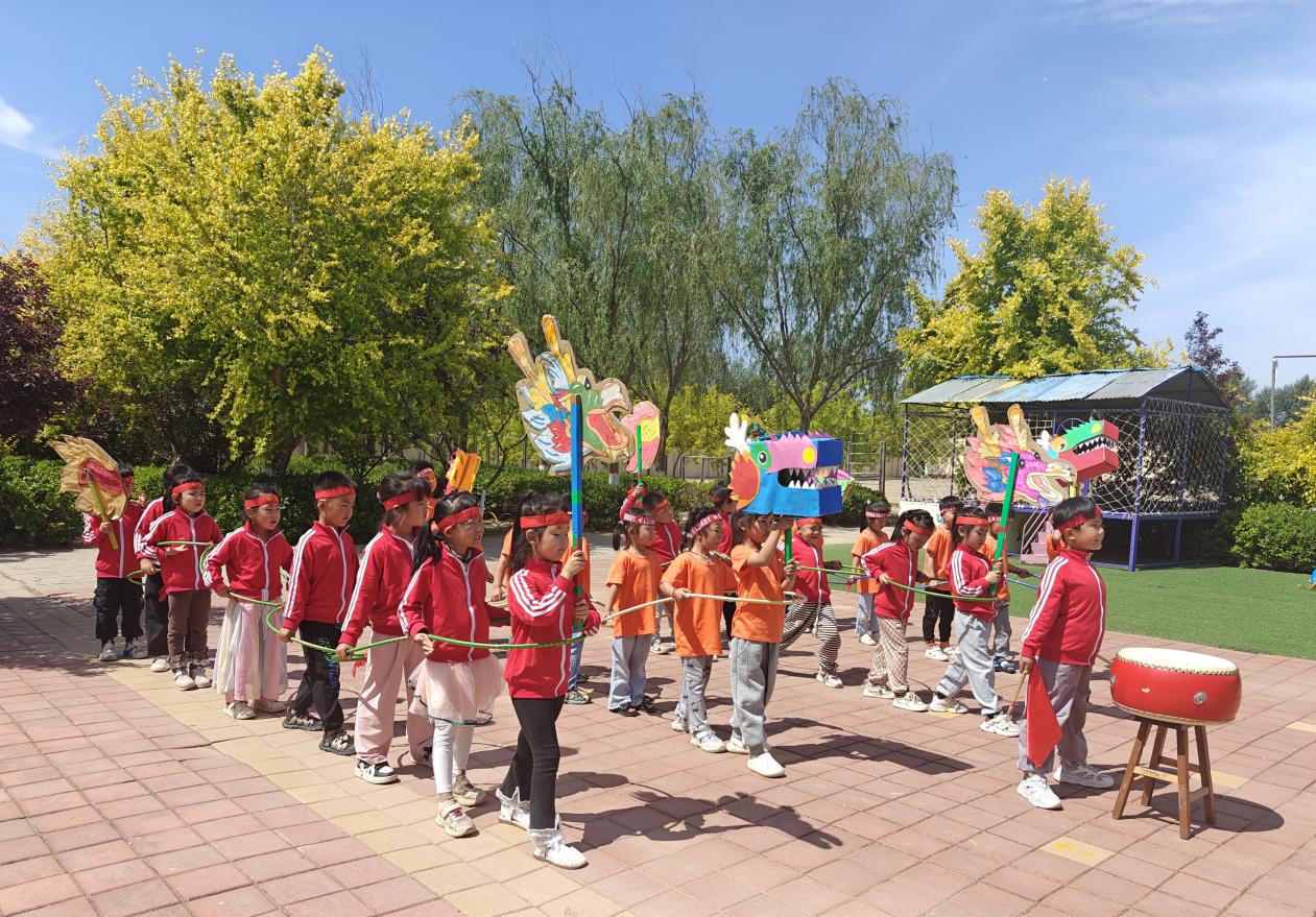 沧县纸房头镇山呼庄幼儿园孩子们乐赛龙舟。孙凯悦摄