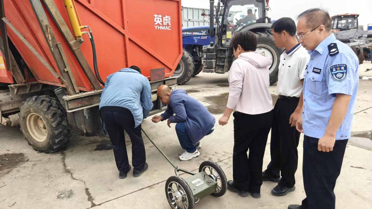 农机事故应急处置演练中，任丘市农业农村局工作人员启动应急预案，对事故农机具迅速组织救援。郗志勇摄