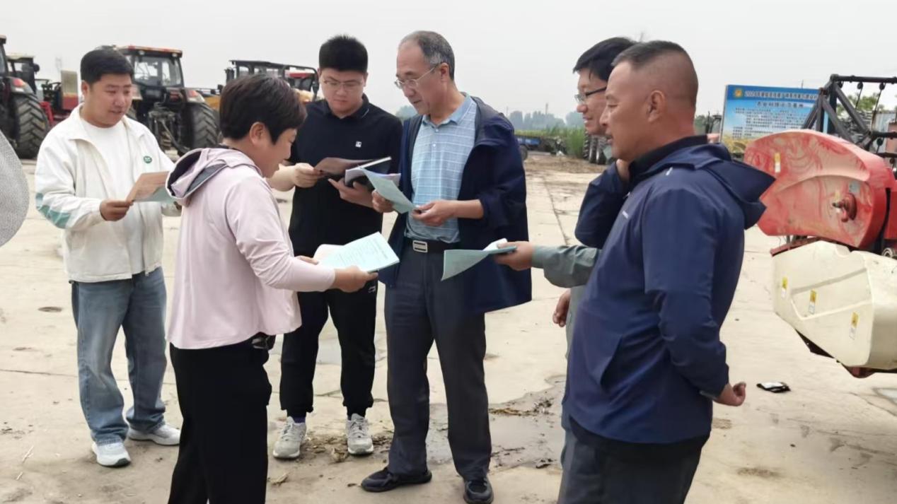 任丘市农业农村局工作人员向农机手进行安全生产宣传。郗志勇摄