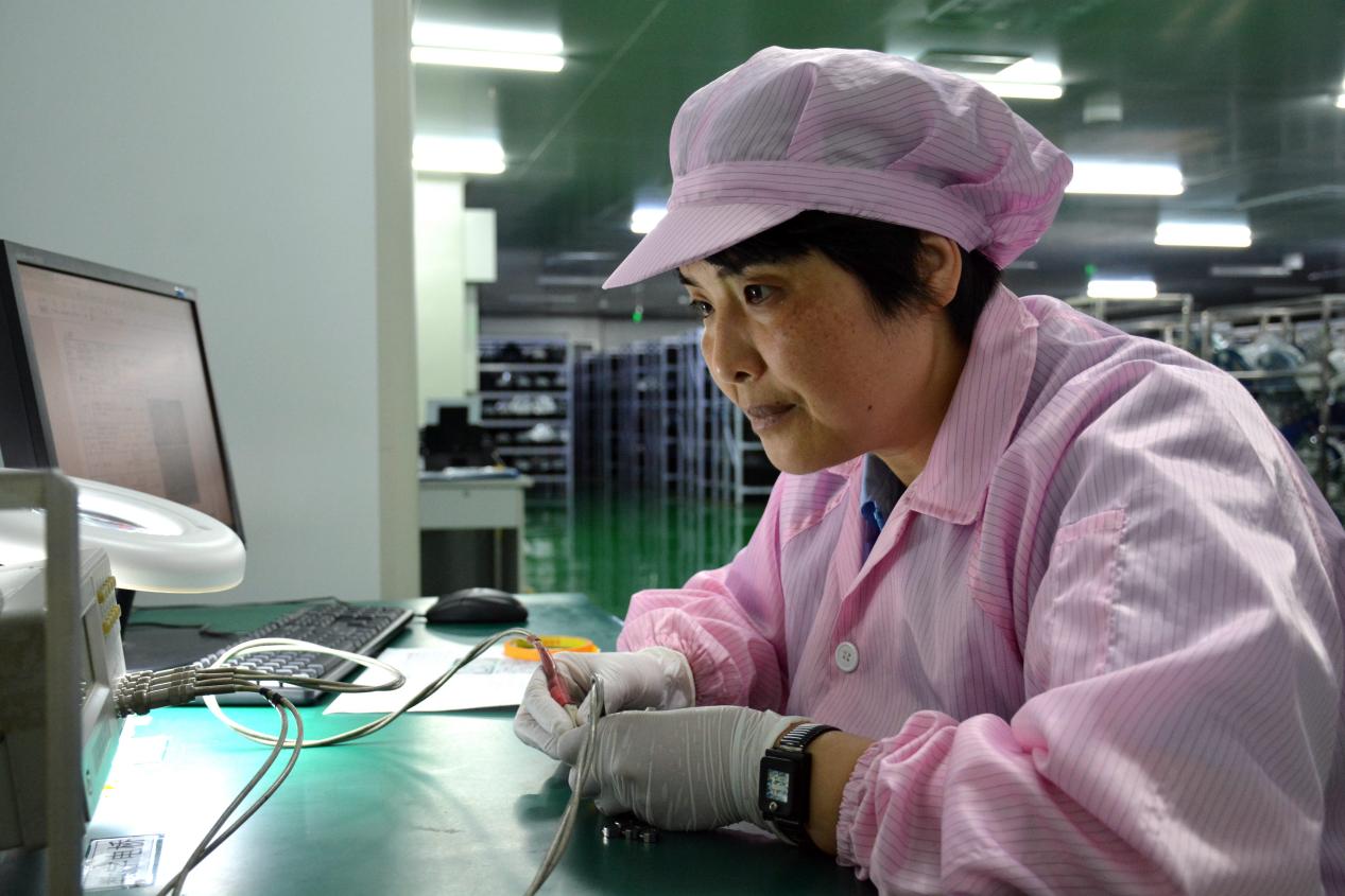 在来福汽车照明集团沧州有限公司，企业首席质量官正在抽检电子物料。胡宇婷摄