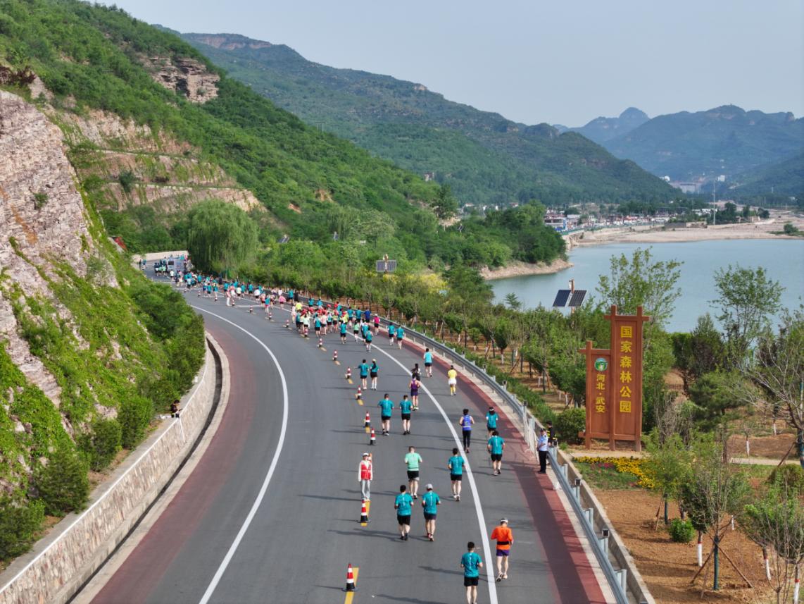 参赛选手奔跑在湖光山色的赛道上。李晶磊摄