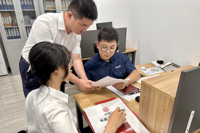 工商银行南堡支行工作人员走进唐山三友集团财务中心开展业务对接。周丽青供图