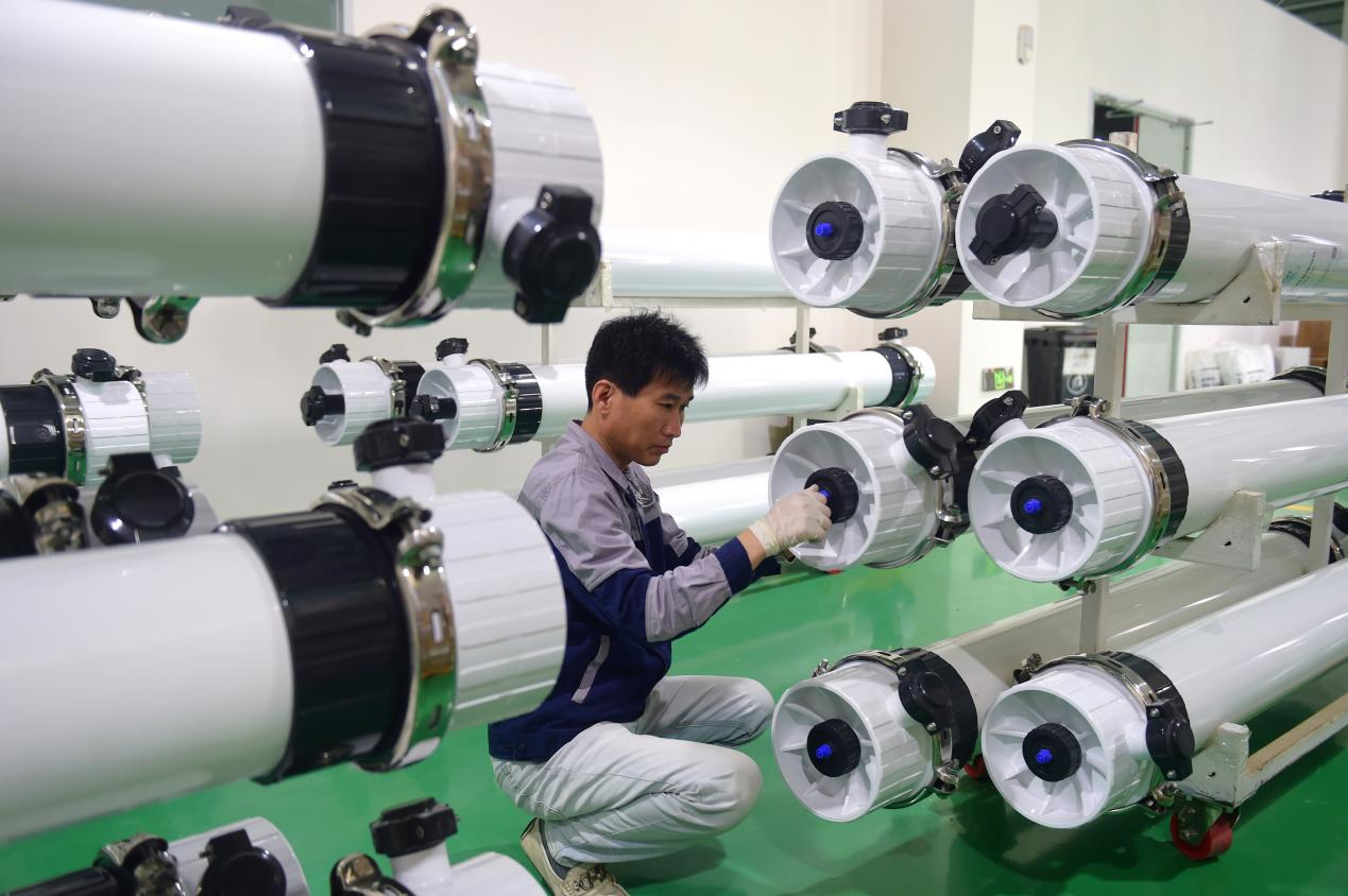 海派特膜科技（河北）有限公司的工人在检测产品质量。傅新春摄
