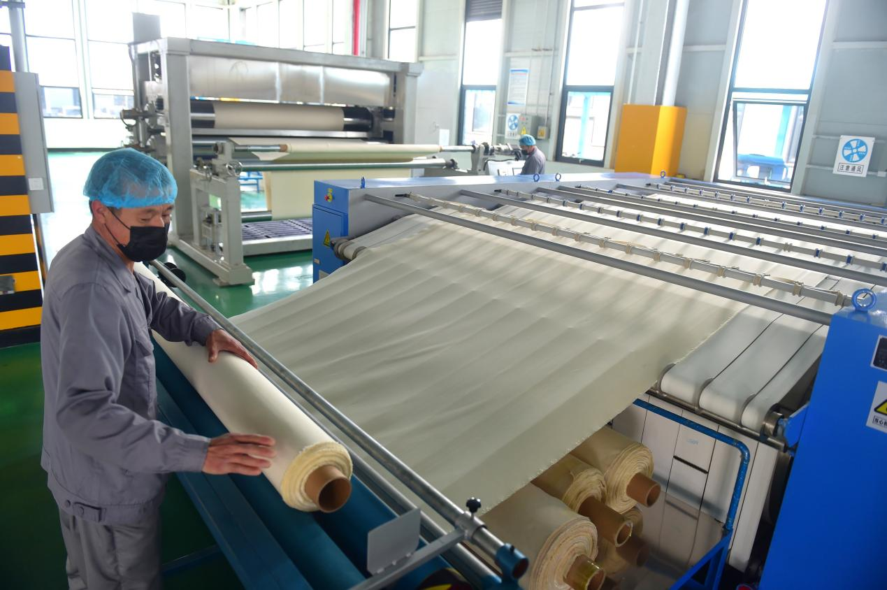 沧州工苑新型膜材料有限公司聚苯硫醚纤维隔膜生产线正在运转。傅新春摄