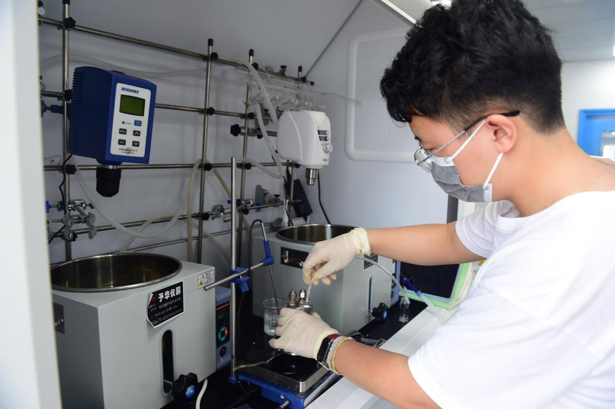天津工业大学沧州研究院的科研人员在实验室工作。傅新春摄