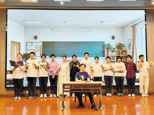 4月8日，石家庄市第二中学阳光心理社的学生拍摄《转动命运的齿轮》心理剧。 本报记者 陈华摄