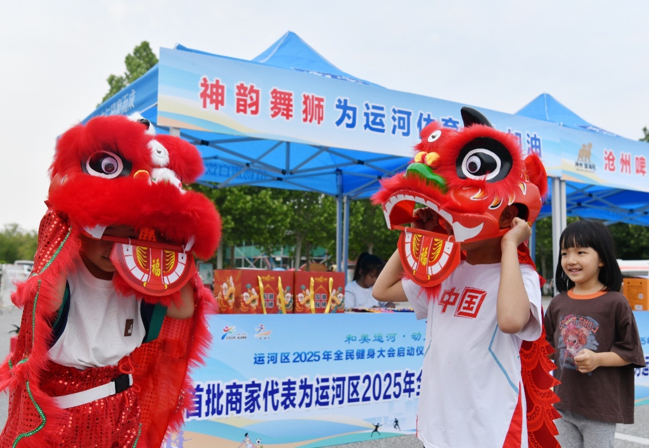 小朋友在非遗健康生活市集上体验舞狮。苑立伟摄