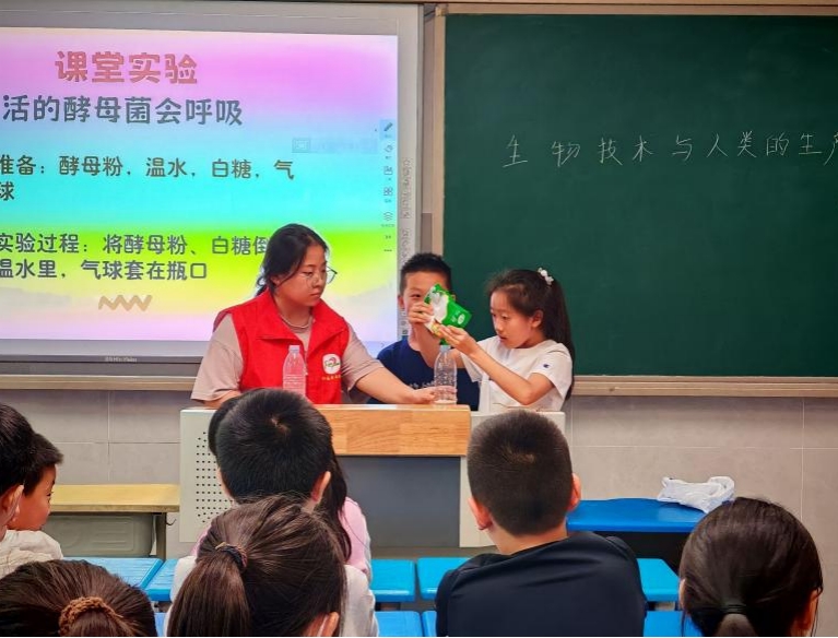 志愿者正在指导学生进行实验。河北科技大学供图