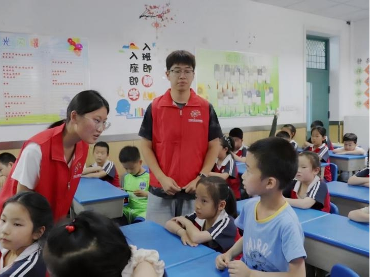 志愿者正在解答学生问题。河北科技大学供图