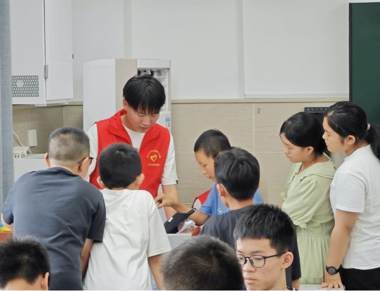 学生观摩志愿者做实验。河北科技大学供图